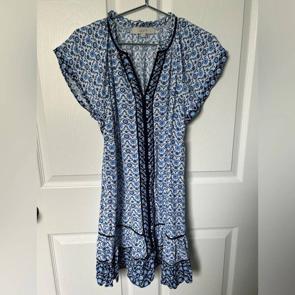 LOFT Floral Flutter Sleeve Blue White & Black Swing Dress Size Medium - Picture 12 of 16